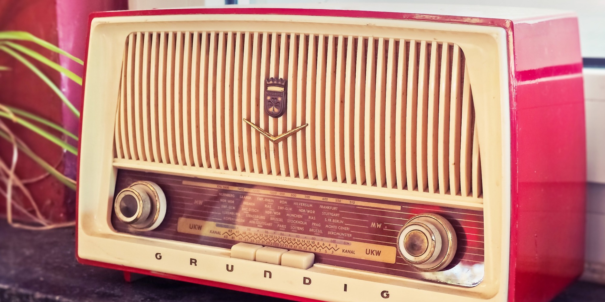 radio-g7da7696b3_1920 (1) An old school red and white radio with white and metal silver knobs to go between channel frequencies and volume